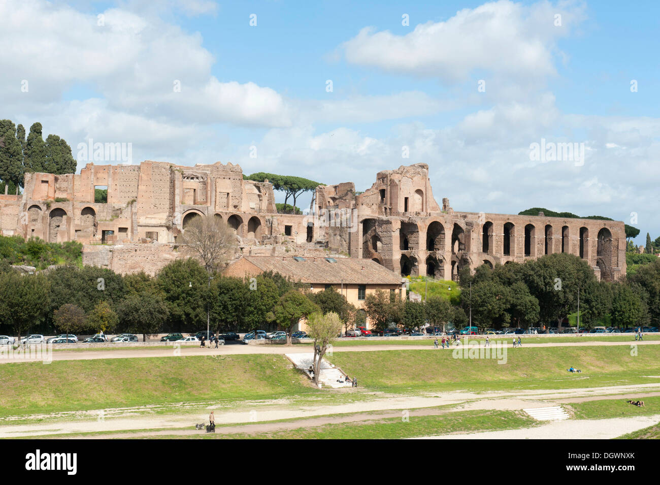 Antigüedad romana, vista a través de los grandes espacios vacíos del Circus Maximus a la Colina Palatina, el Circo Massimo, la antigua Roma Foto de stock