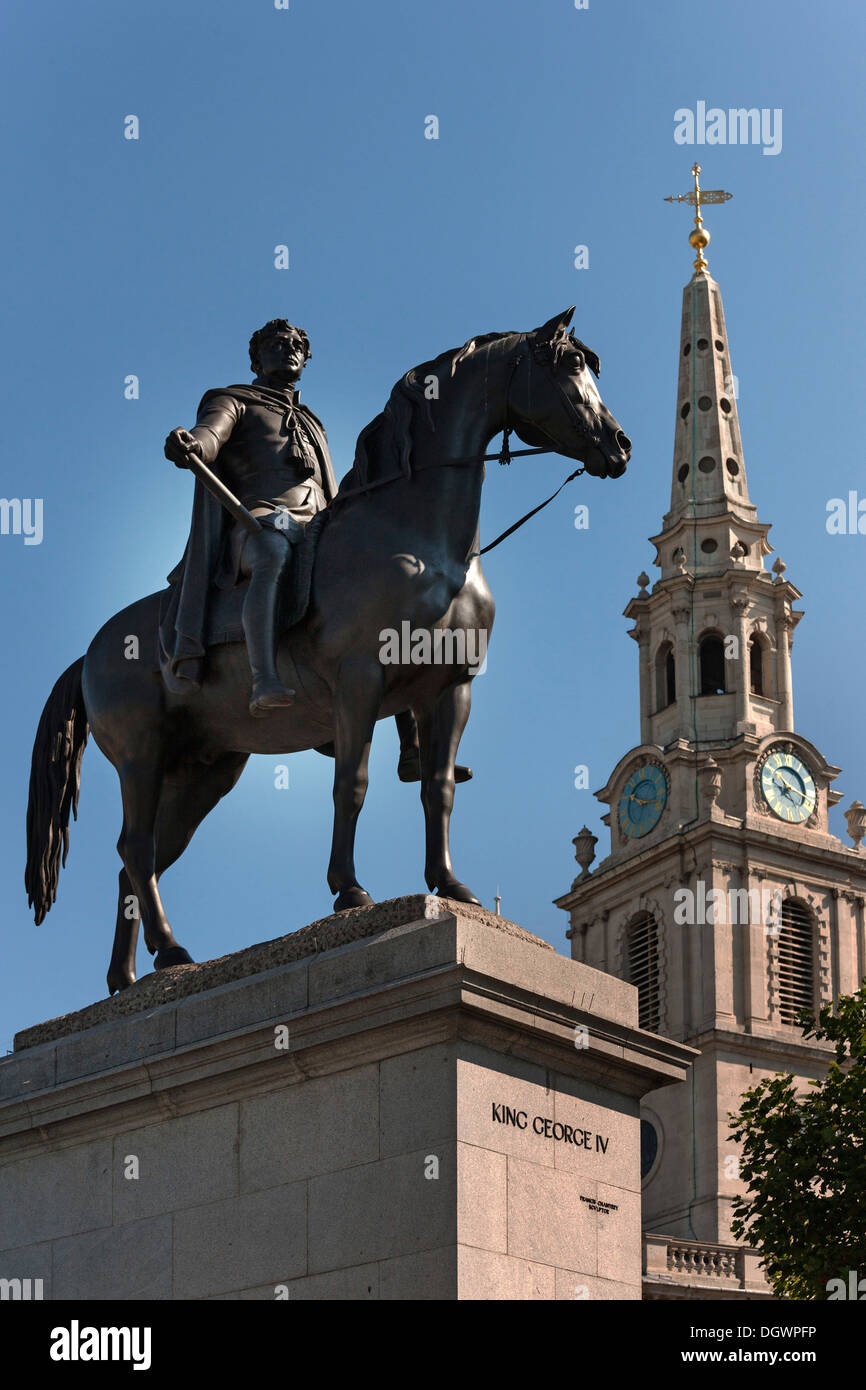 El rey George IV frente a la estatua ecuestre de San Martín en los campos iglesia, Trafalgar Square, London, England, Reino Unido Foto de stock