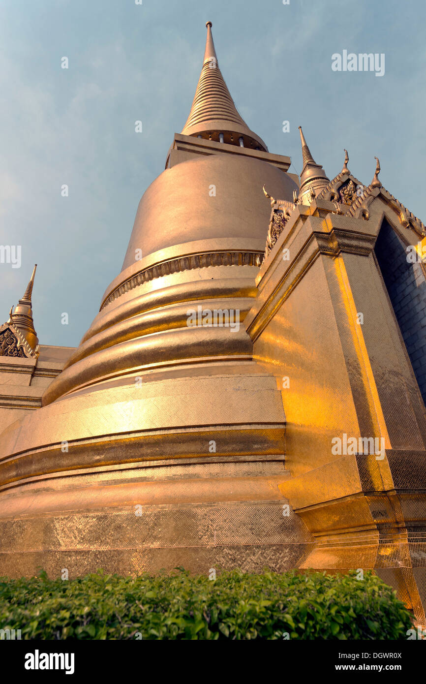 Phra Sri Rattana Chedi, el Wat Phra Kaeo, Krung Thep, Bangkok, Tailandia, Asia Foto de stock