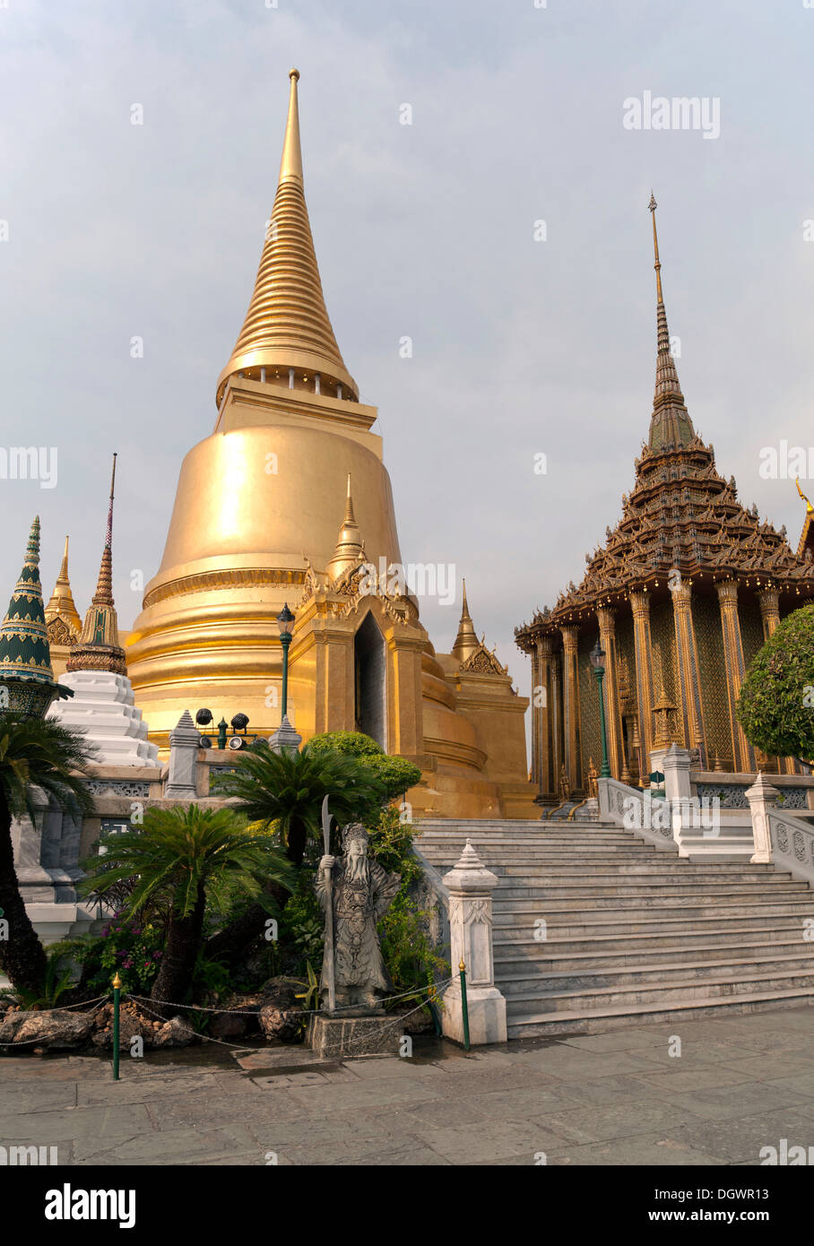 Phra Sri Rattana Chedi y Phra Mondop, el Wat Phra Kaeo, Krung Thep, Bangkok, Tailandia, Asia Foto de stock
