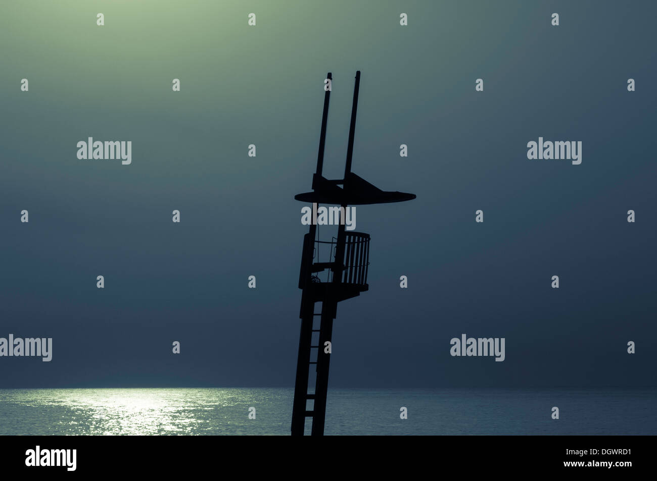 Silueta de estilo modernista de vigilante de la playa, la playa de Torre Sant Sebastia, Barcelona, Cataluña, España Foto de stock