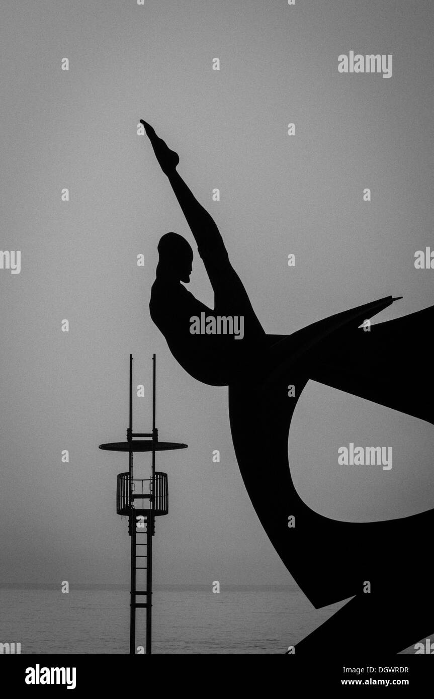 Silueta de una escultura Homenatge a la Natacio ' ' por Alfredo Lanz en Sant Sebastia playa, Barcelona, Cataluña, España Foto de stock