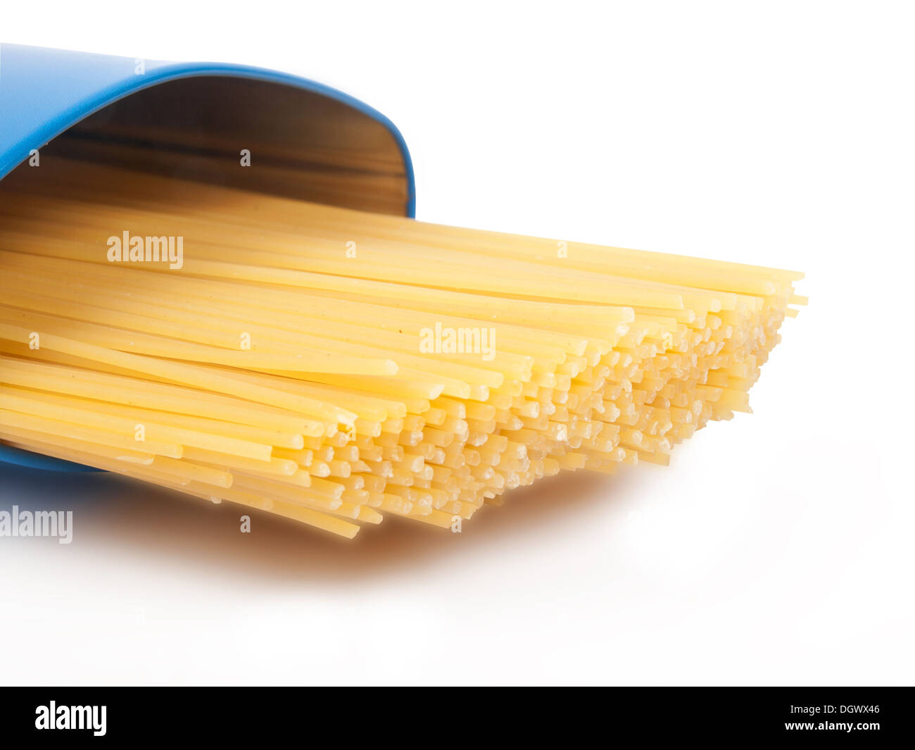 Materias amarillo espaguetis en caso azul Foto de stock