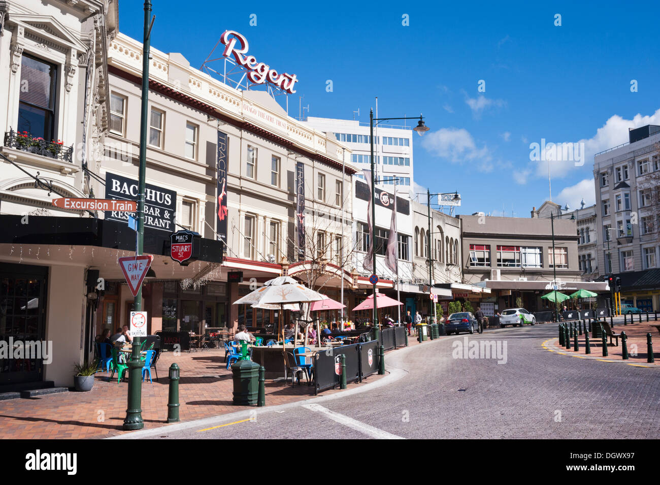 El octógono, en el centro de la ciudad de Otago, Dunedin, Nueva Zelanda. Incluyendo el histórico teatro Regent y cafés. Foto de stock