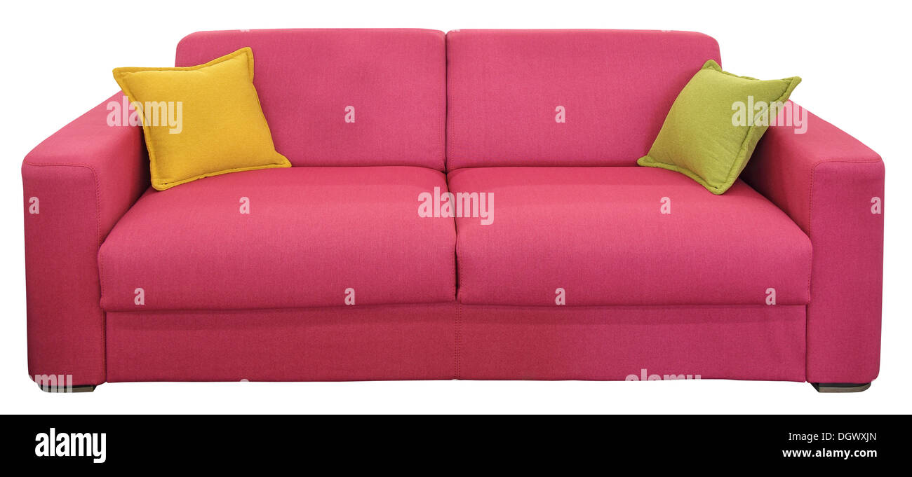 Rojo un sofá de dos plazas con almohadas, aislado sobre fondo blanco. Foto de stock
