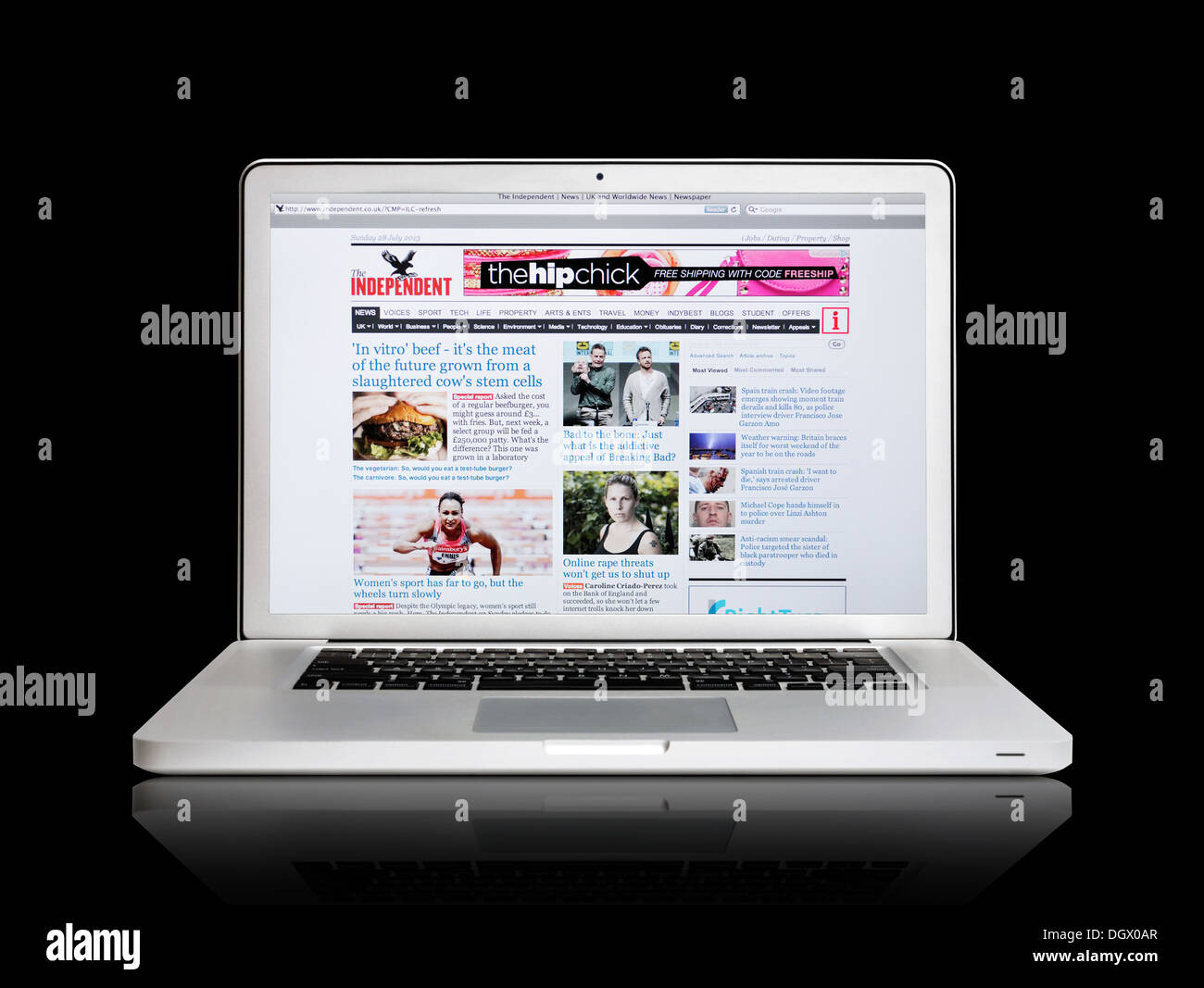 El sitio web de noticias independiente en línea en la pantalla de un ordenador portátil Foto de stock