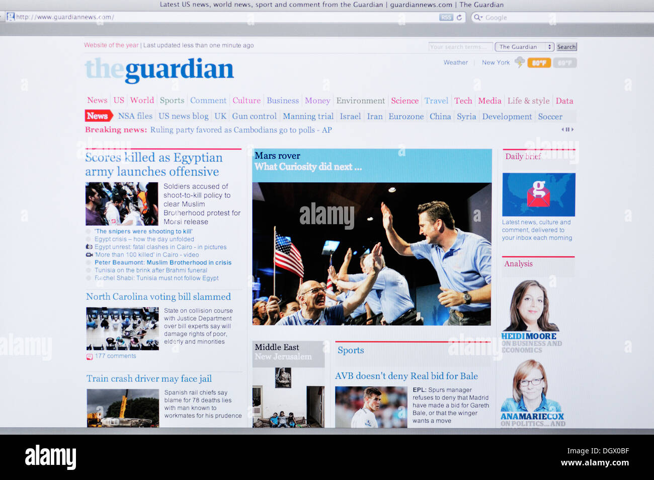 El tutor en línea sitio web de noticias en la pantalla de ordenador Foto de stock