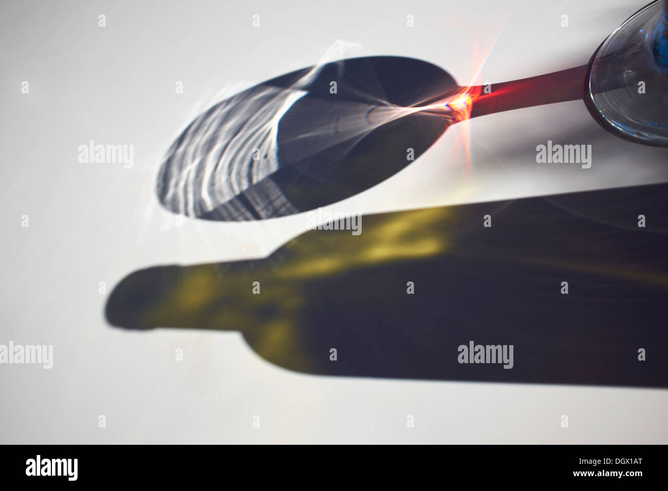 Sombra de una botella de vino y una copa de vino Foto de stock