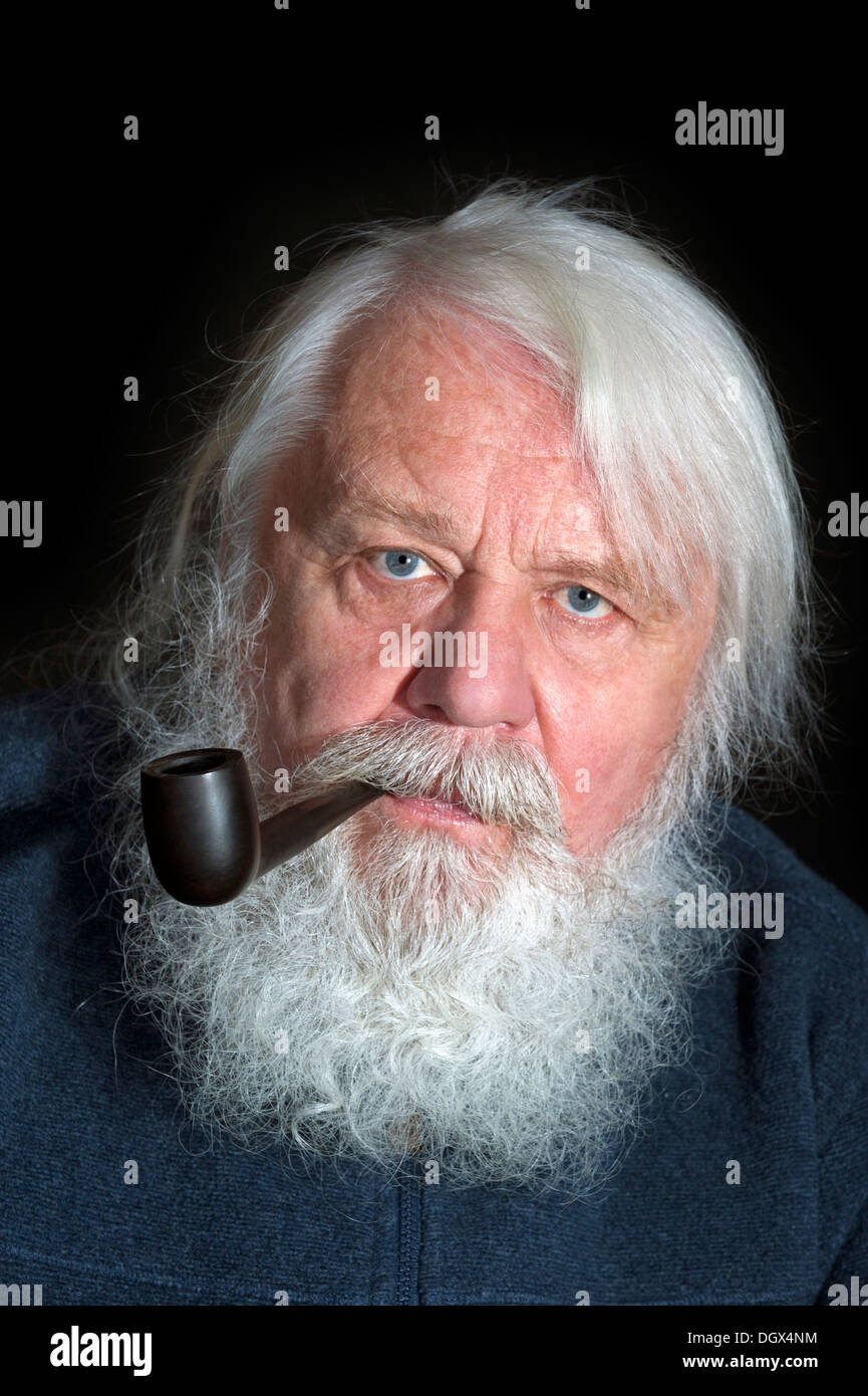 Senior, fumador con barba blanca y tubo Foto de stock