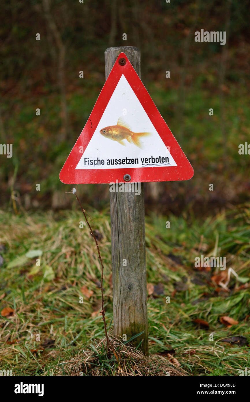 Firmar, 'Fische aussetzen verboten', alemán de "leasing", está prohibido pescar Wildpark Höfli, Suiza Foto de stock
