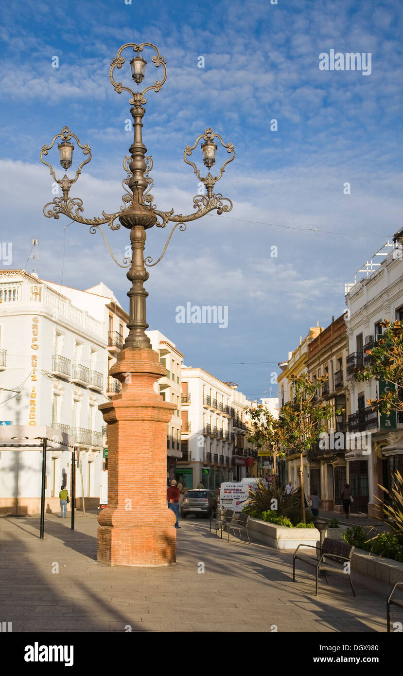 Elaborar el alumbrado de las calles en el centro de la ciudad calle Ronda España Foto de stock