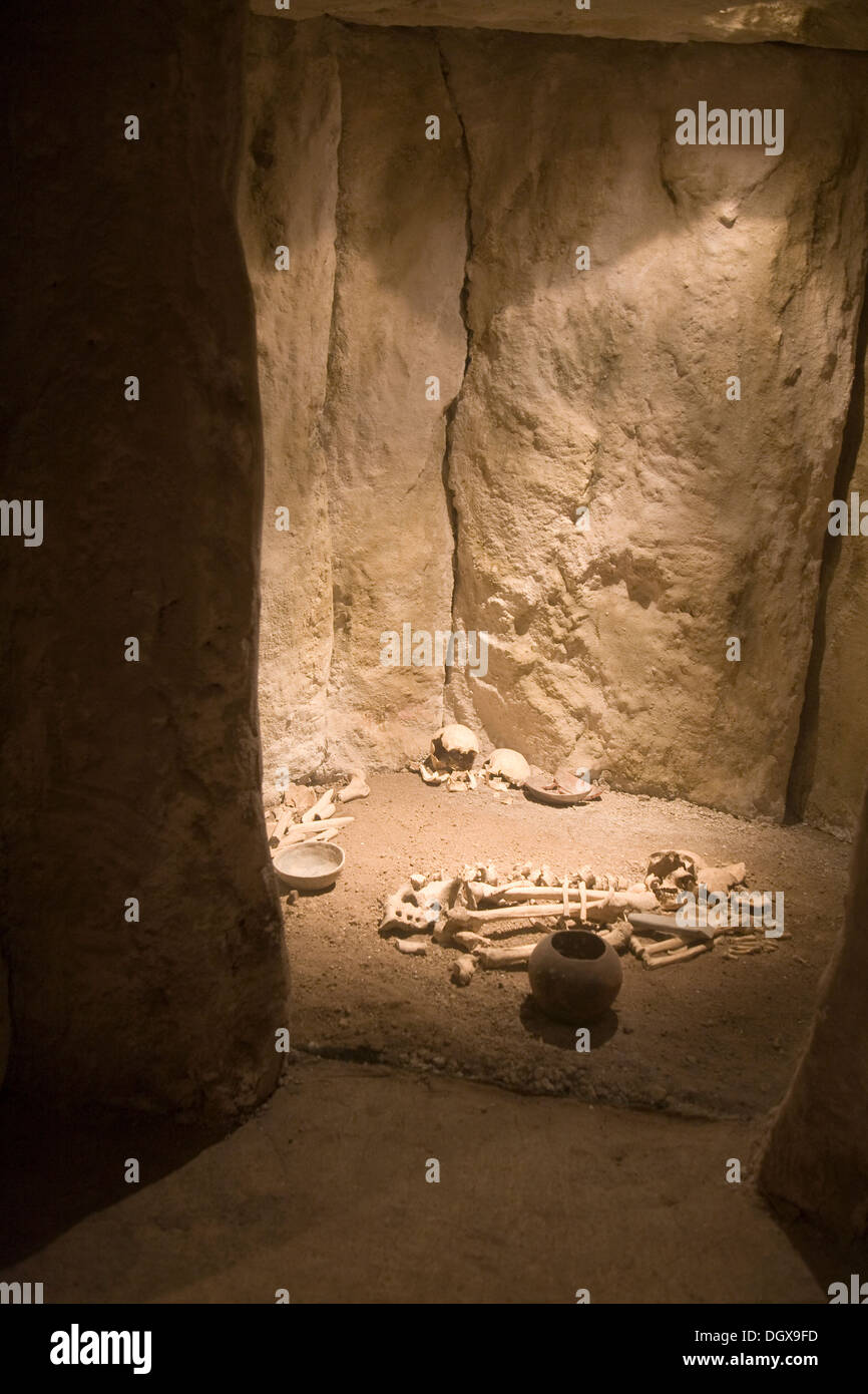 Reconstrucción de entierro de la edad de piedra en dolmen tumba en el museo municipal de Ronda España Foto de stock