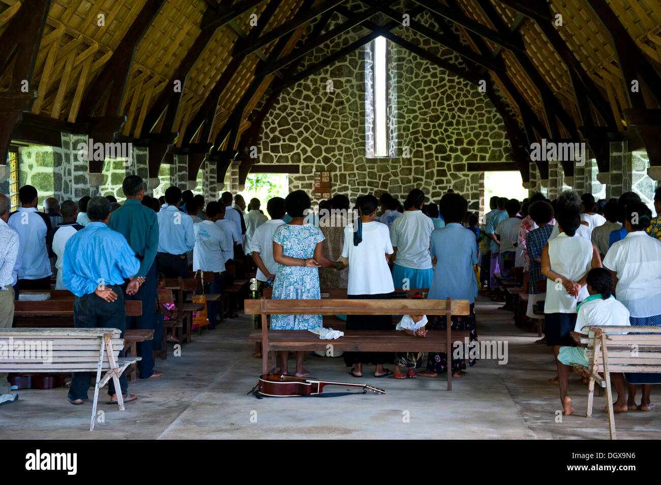 Los creyentes asistir a misa en una iglesia de piedra, Insel Kvato, Alotau, Papua Nueva Guinea Foto de stock