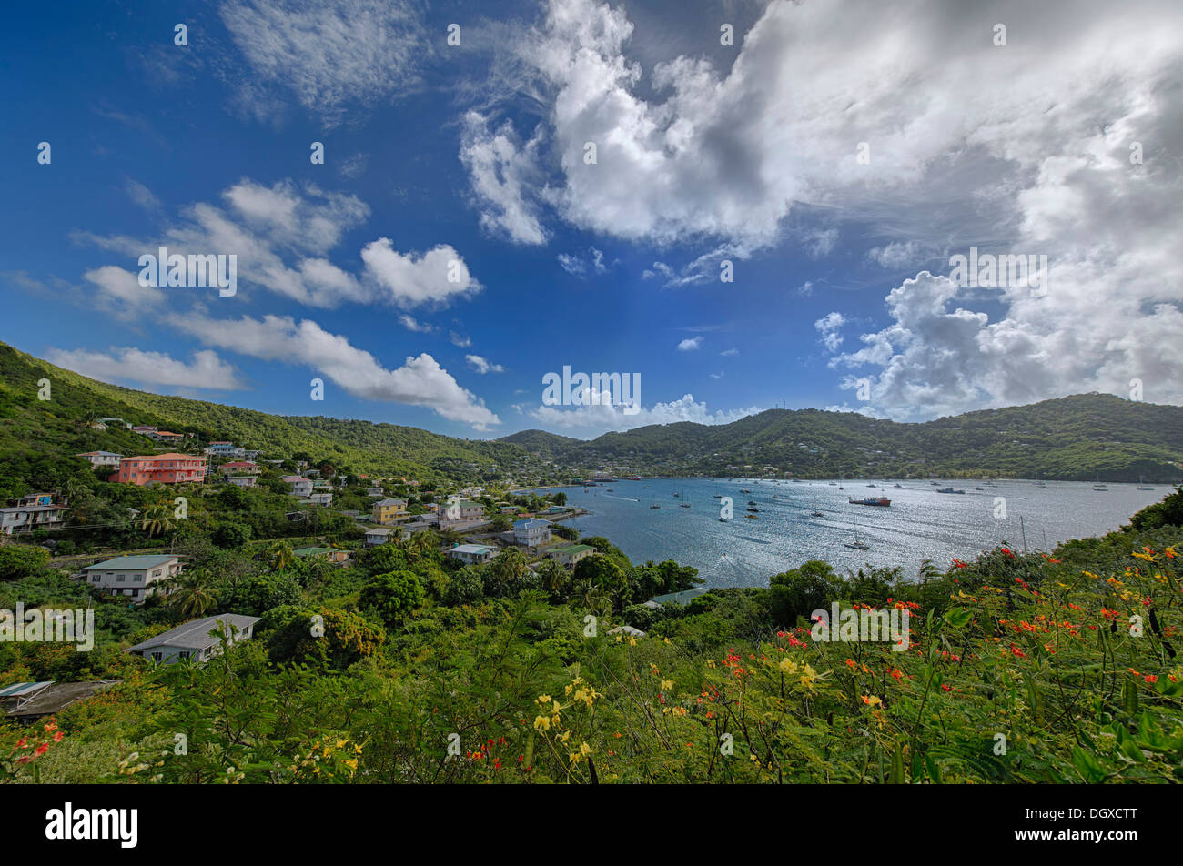 Bahía caribeña con casas y barcos, Santa Lucía Foto de stock