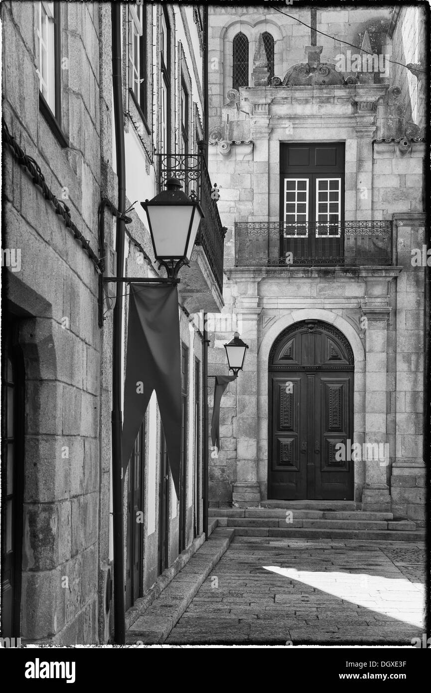 La calle Santa Maria, Guimaraes, de la provincia de Minho, Portugal, Sitio del Patrimonio Mundial de la Unesco Foto de stock