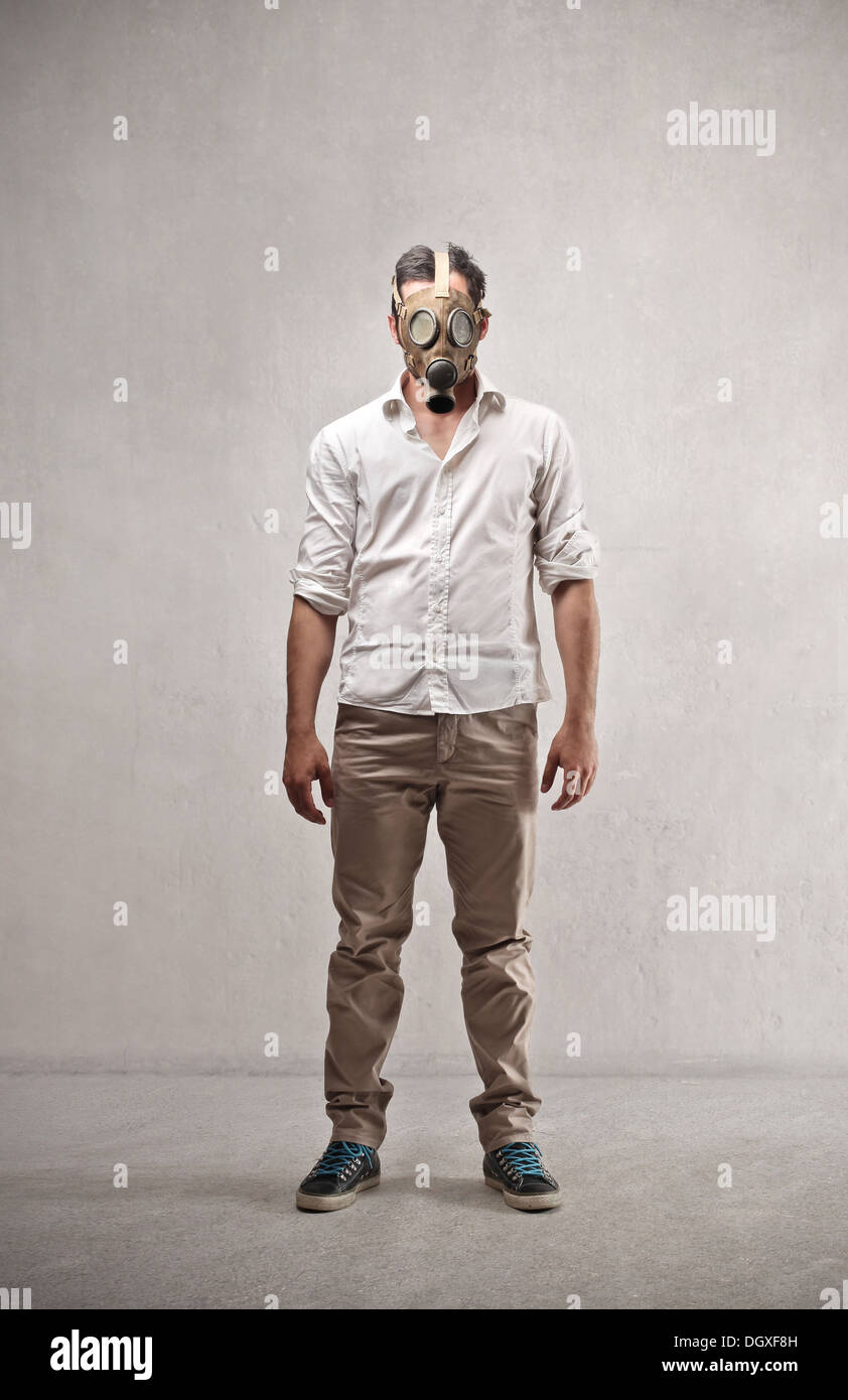 Guy Standing con una máscara de gas Foto de stock