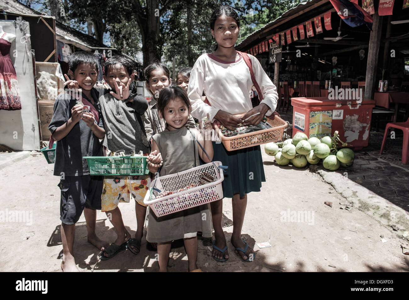 Niños vendedores ambulantes en el trabajo vendiendo recuerdos a los turistas en Angkor Wat, Siem Reap, Camboya S. E. Asia Fotografía de stock - Alamy