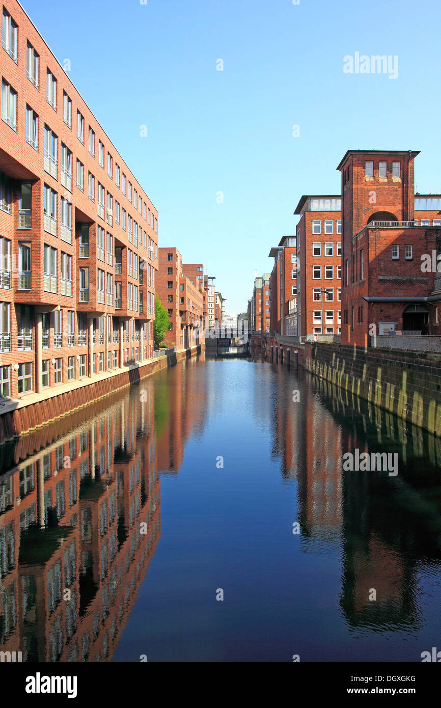 Los edificios a lo largo de un canal, distrito Speicherstadt, Hamburgo Foto de stock