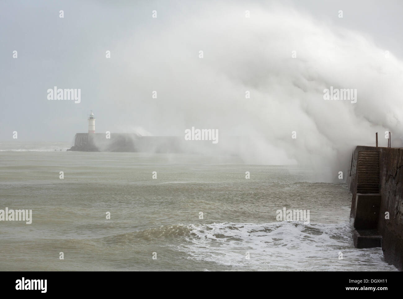 Las enormes olas estrellarse contra el muro del puerto en Newhaven, East Sussex, como la tormenta, Jude, choca contra la tierra. Foto de stock
