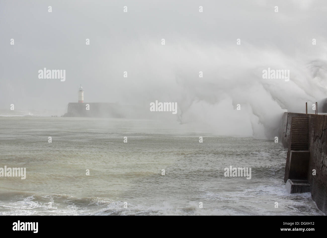 Las enormes olas estrellarse contra el muro del puerto en Newhaven, East Sussex, como la tormenta, Jude, choca contra la tierra. Foto de stock