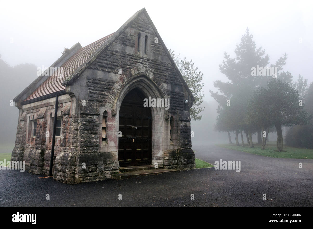 Creepy capilla en un cementerio brumoso Foto de stock