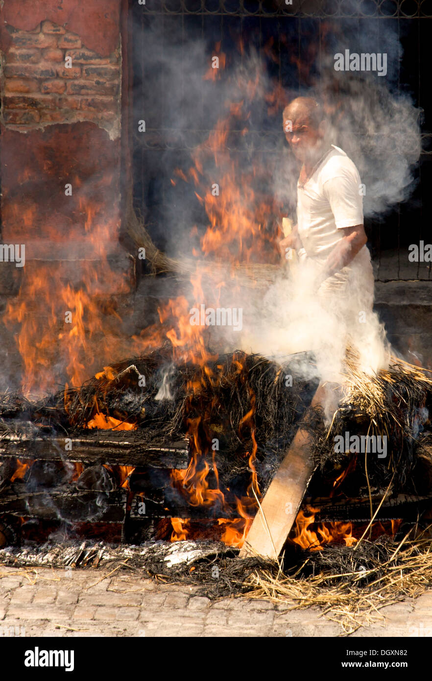 Funeral tradicional, Intocable, sacerdote de la casta más baja tendiendo  pyre, Pashupatinath, Nepal, Asia Fotografía de stock - Alamy