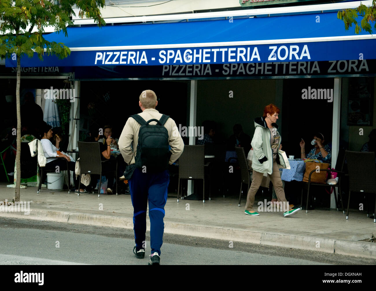Todo el mundo sabe, pero Pizzeria Spaghetteria? Aquí es un restaurante frente al mar en la ciudad croata de Šibenik Foto de stock