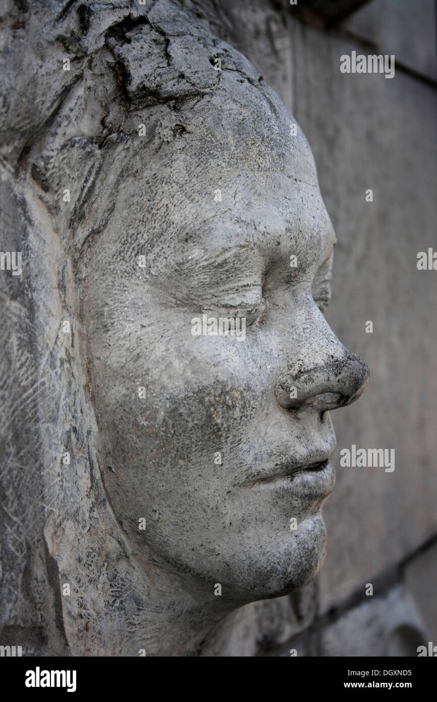 Tallado en piedra, arte de piedra, un rostro de mujer Foto de stock