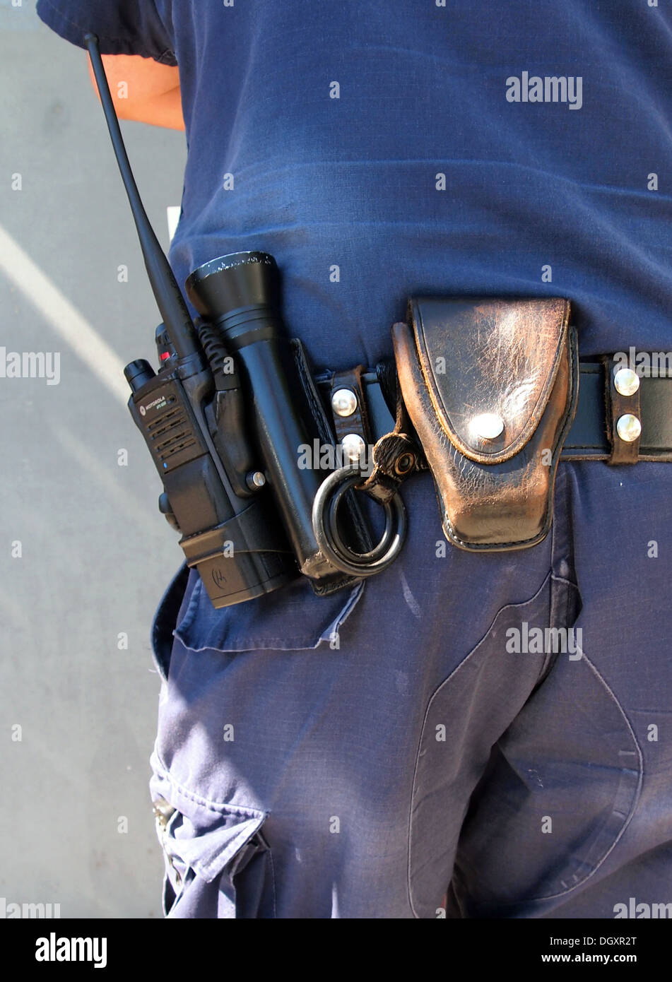 El equipo incluye una radio, linterna y esposas en funda de cinturón del  agente de policía, EE.UU Fotografía de stock - Alamy