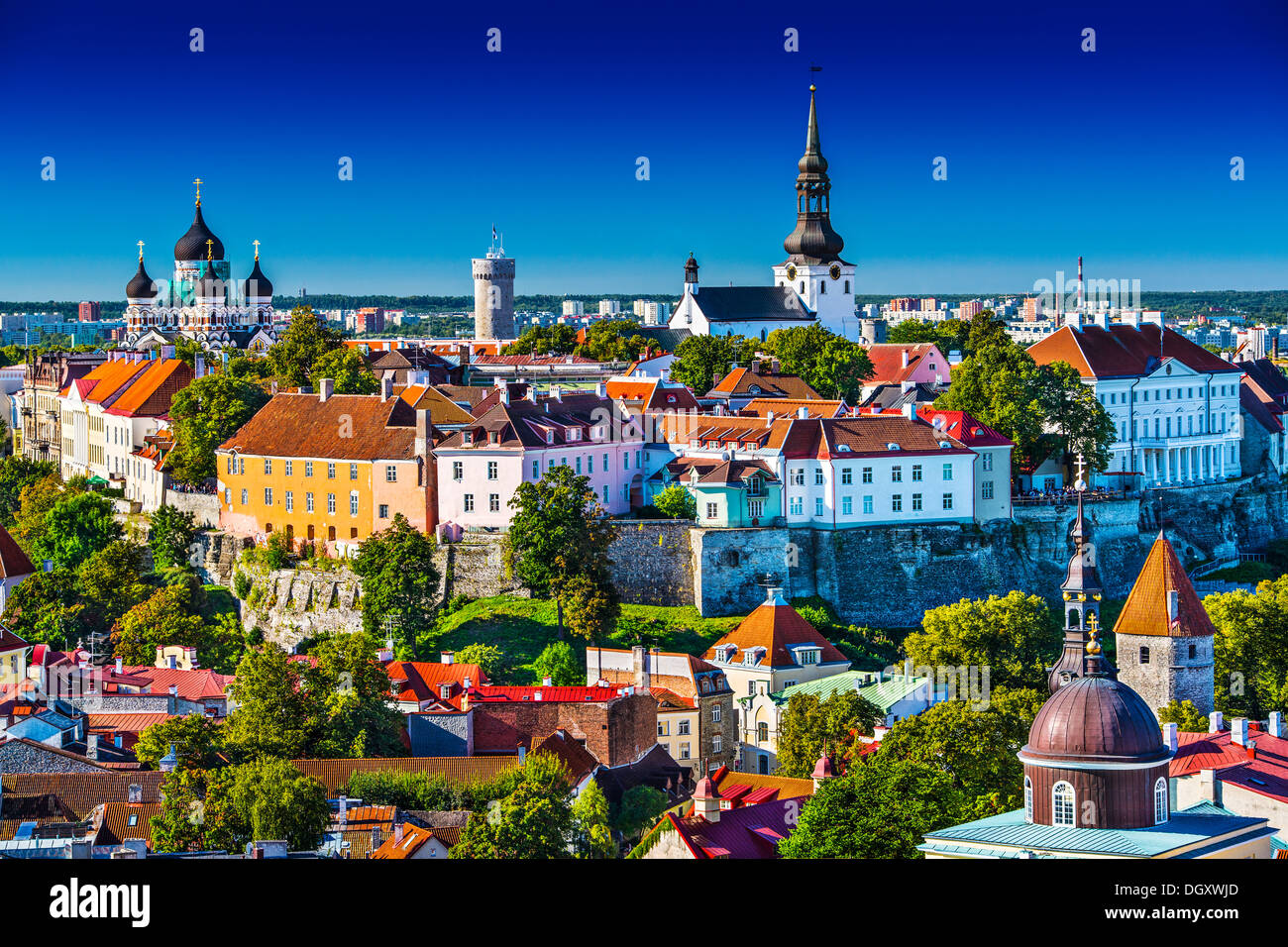 Horizonte de Tallin, Estonia, en el casco antiguo de la ciudad. Foto de stock