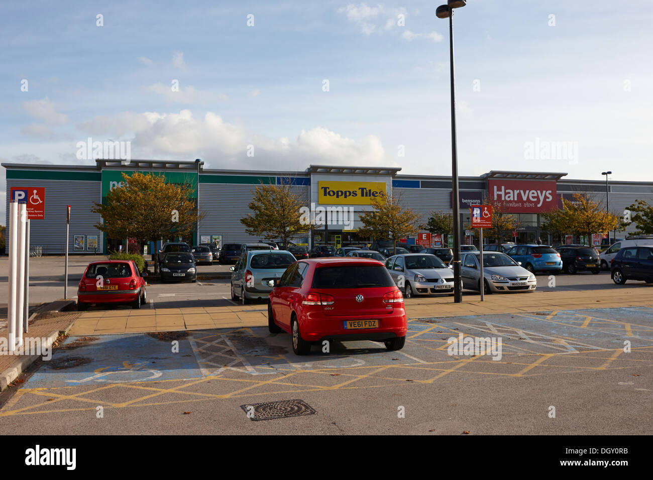 Minusválidos aparcamiento fuera de la ciudad en un parque comercial en el reino unido Foto de stock