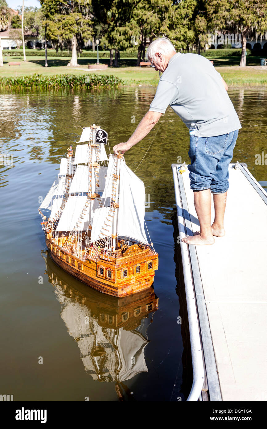 Anciano jubilado pensionado se prepara para lanzar un modelo a escala galeón español velero en el lago Dora en Florida. Foto de stock