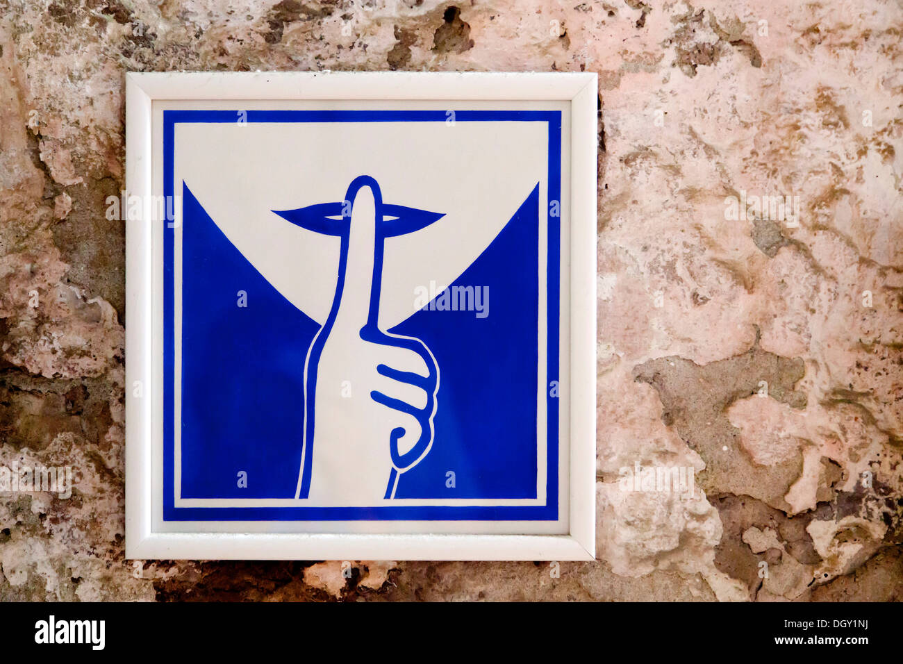 Firmar pidiendo silencio fuera una iglesia en Rovinj, Rovingo, Istria, Croacia, Europa, Rovinj, Croacia Fotografía de stock - Alamy Firmar pidiendo silencio fuera una iglesia en Rovinj, Rovingo, Istria, Croacia, Europa, Rovinj, Croacia Fotografía de stock - Alamy