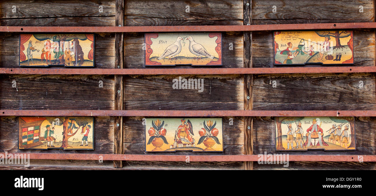 Placas frontales pintadas artísticamente en una colmena, el Parque Nacional Triglav, Alpes Julianos, cerca de Tolmin, Eslovenia, Europa, Tolmin Foto de stock