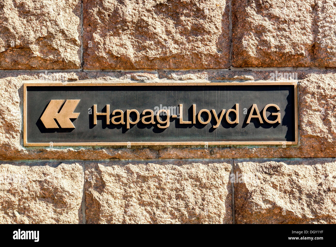 Logotipo y carteles en la sede de la empresa de transporte y logística Hapag-Lloyd AG, Hamburg, Hamburgo, Alemania. Foto de stock