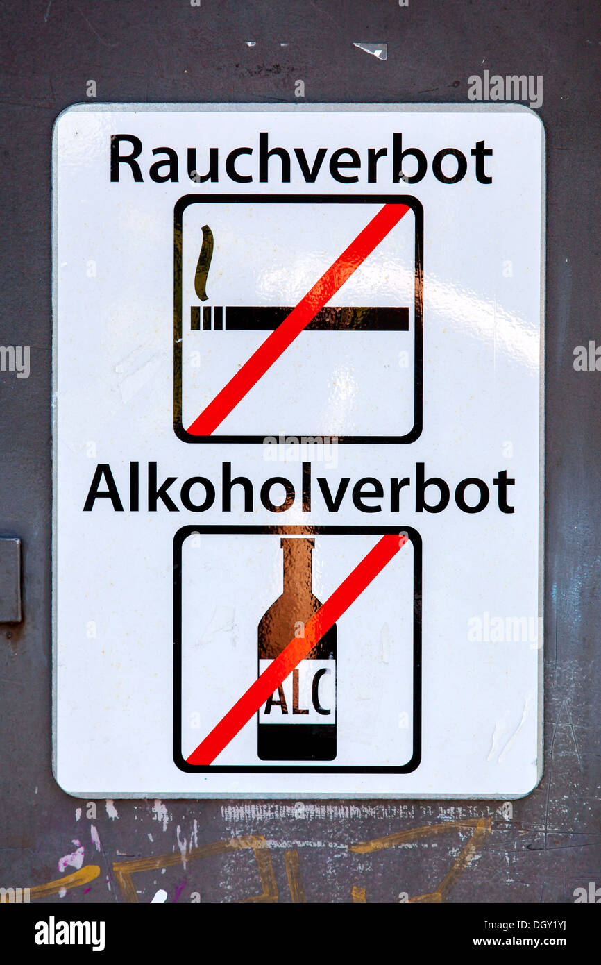 Cartel "Rauchverbot, Alkoholverbot', alemán de "Prohibido Fumar" y "sin alcohol", en la entrada de una estación de metro, Hamburgo Foto de stock
