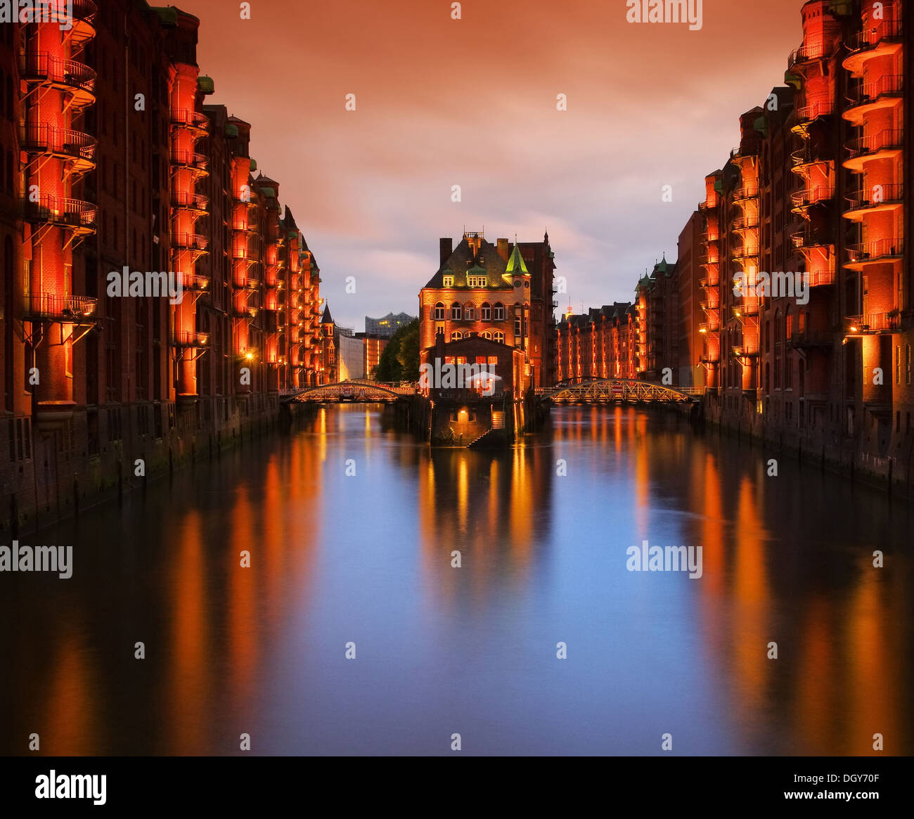 Hamburgo Hamburgo Speicherstadt Wasserschloss Nacht - ciudad de bodegas palacio en la noche 05 Foto de stock