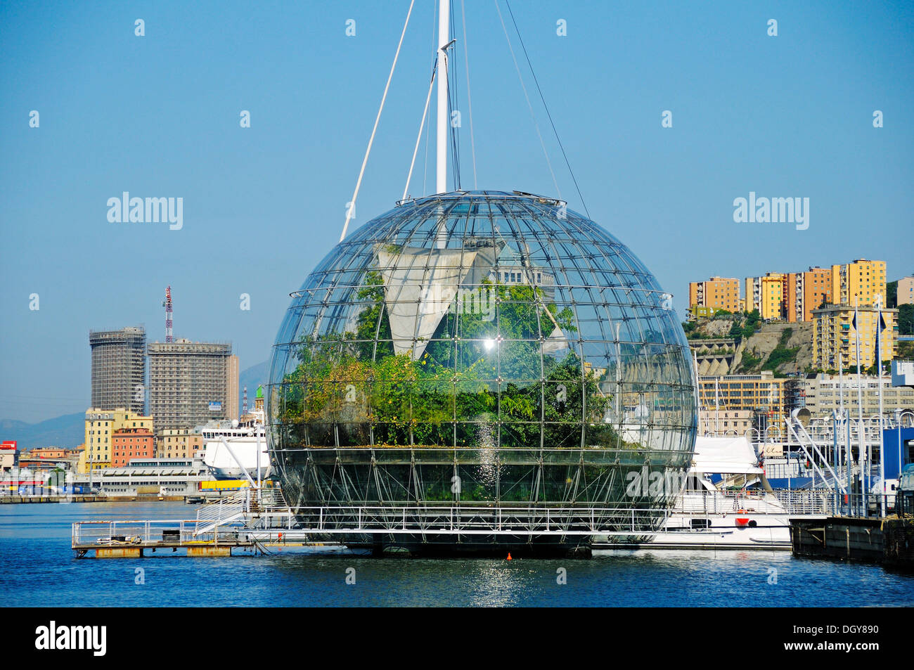 Biosfera esfera de cristal con un ecosistema de selva tropical, Porto Antico, el Viejo Puerto, Génova, Liguria, Italia, Europa Foto de stock
