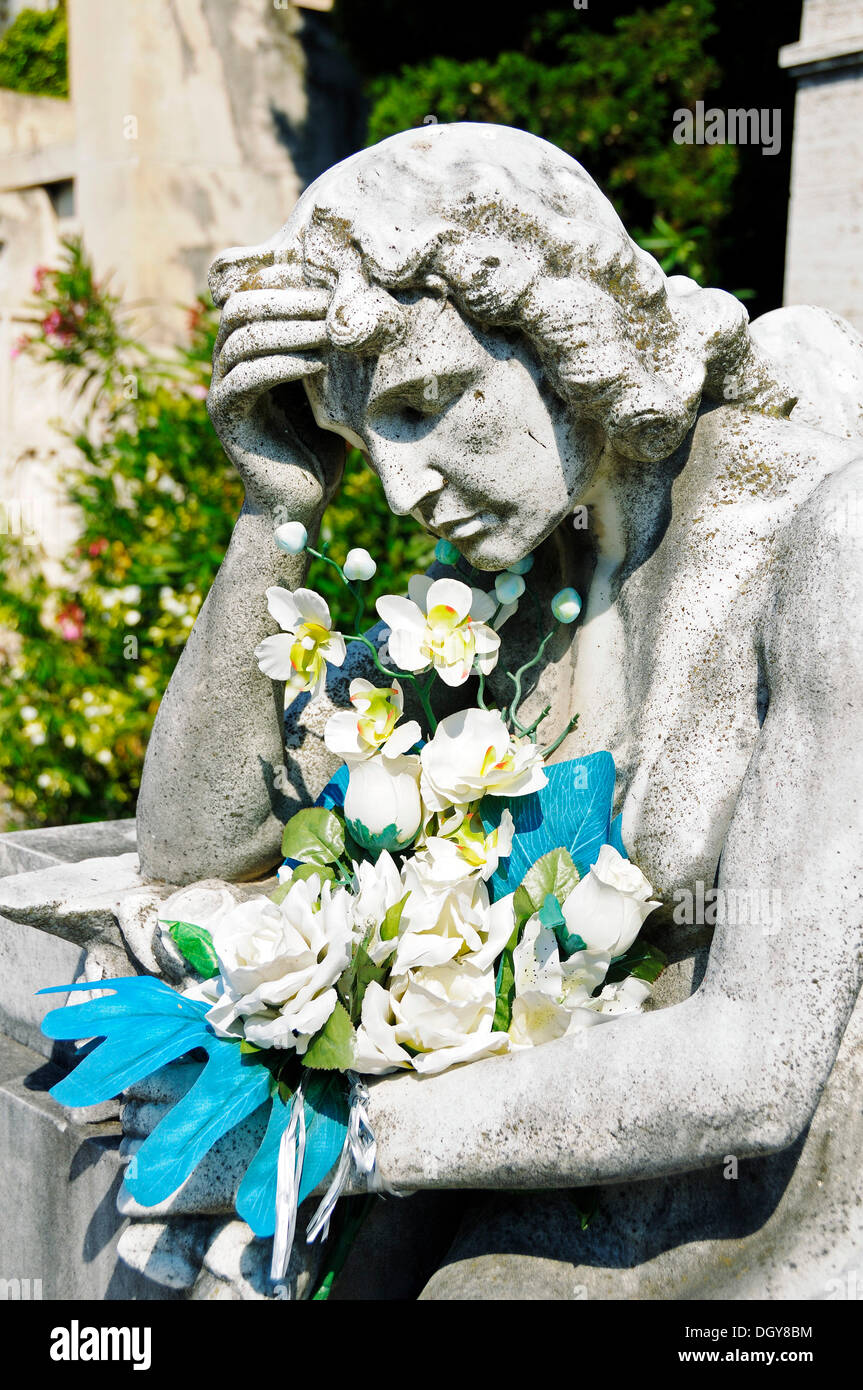 Escultura en una tumba, el histórico cementerio de Staglieno en Génova, Liguria, Italia, Europa Foto de stock