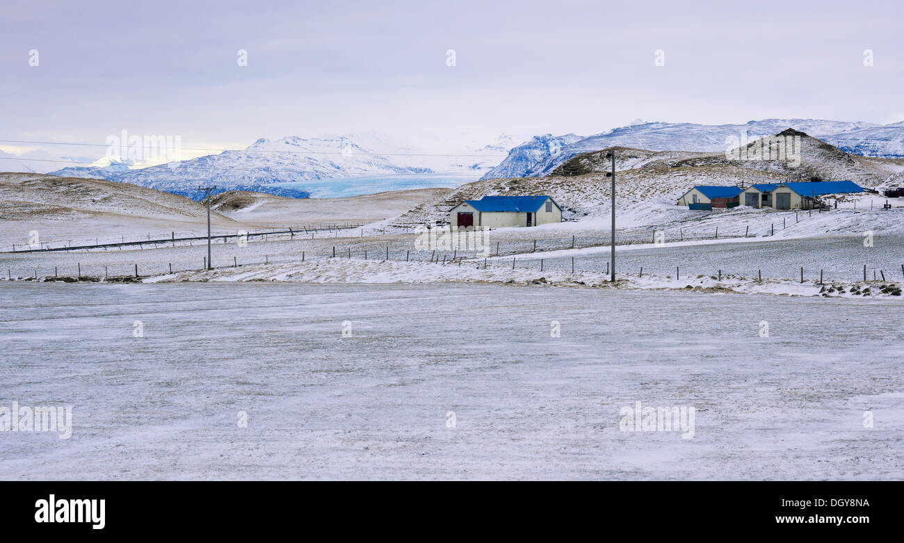 Granja Agrícola al borde del glaciar de Vatnajökull, Jökulsárlón, Vatnajökull, Parque Nacional Skaftafell, Islandia Foto de stock