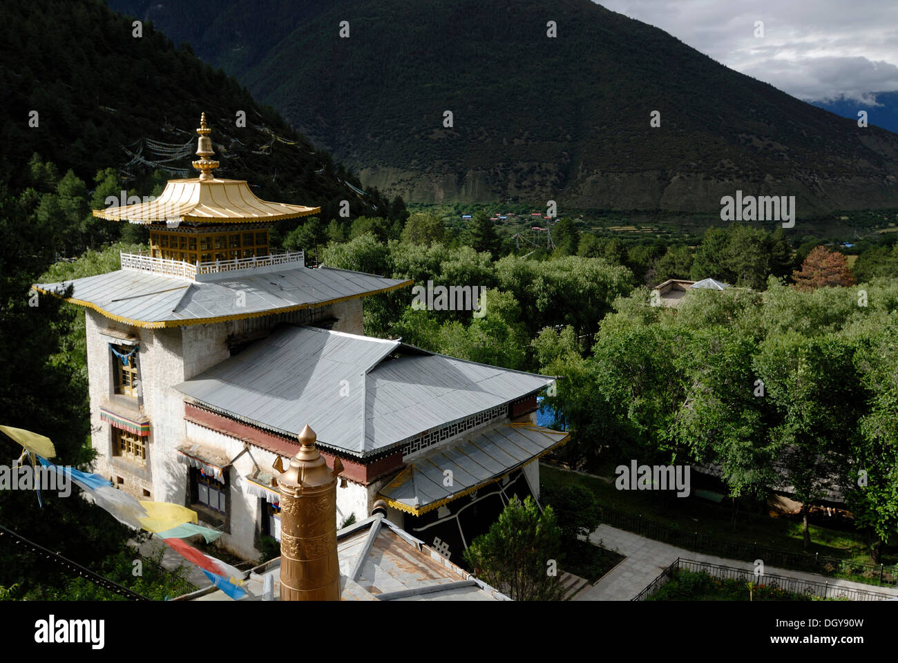 Lamaling, monasterio budista tibetano en frente de montañas boscosas del Himalaya, Nyichi, Bayi, Kongpo, Tibet oriental, China Foto de stock