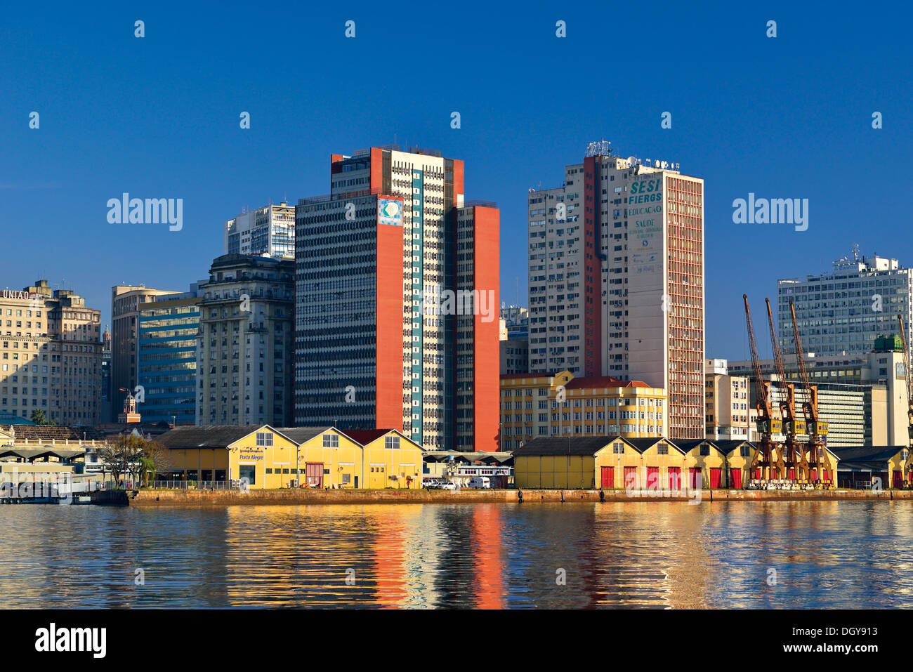 Brasil, Rio Grande do Sul: Riverside skyline de Porto Alegre, en los márgenes del río Guaíba Foto de stock