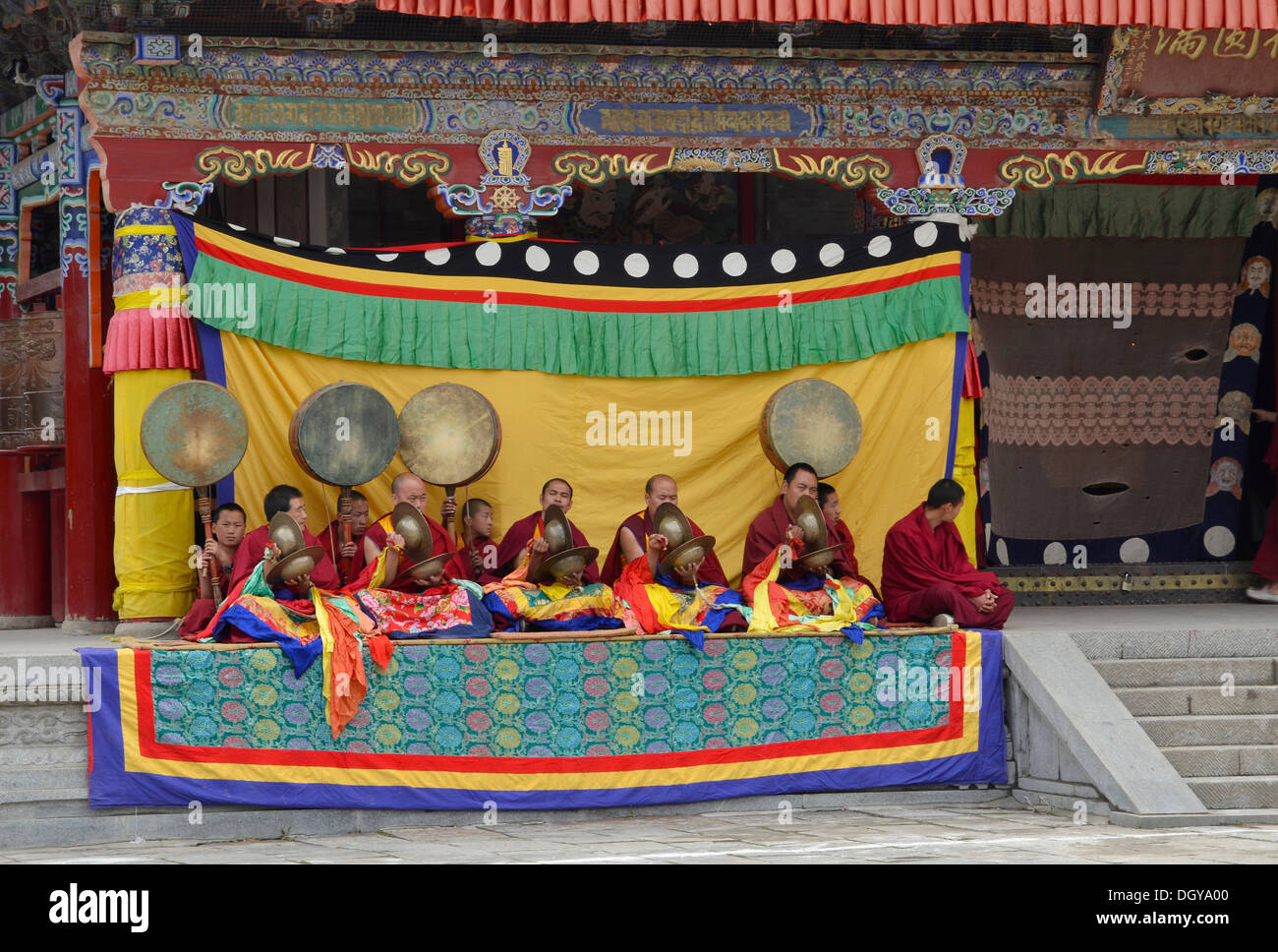 El budismo tibetano, monje orquesta acompañando enmascarados religiosa Cham en el baile, en el importante monasterio Kumbum, Gelug Gelug o-pa Foto de stock