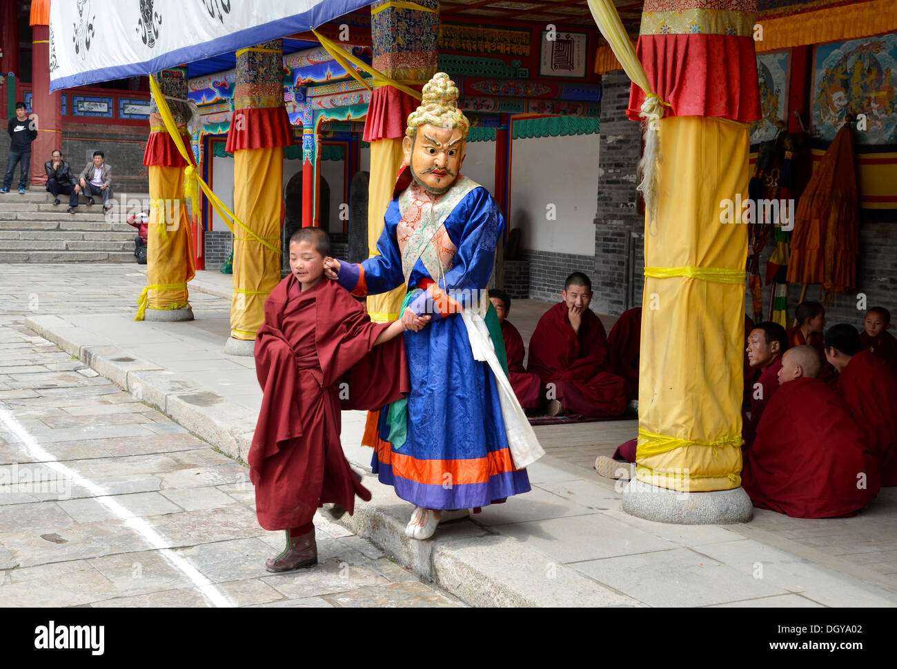 El budismo tibetano, religiosa enmascarada danza Cham, en el importante monasterio Kumbum, Gelug Gelug o secta sombrero amarillo-pa Foto de stock
