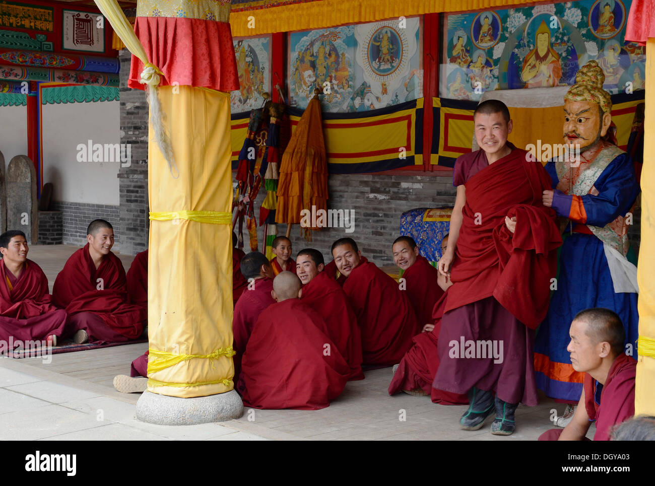 El budismo tibetano, religiosa enmascarada danza Cham, en el importante monasterio Kumbum, Gelug Gelug o secta sombrero amarillo-pa Foto de stock