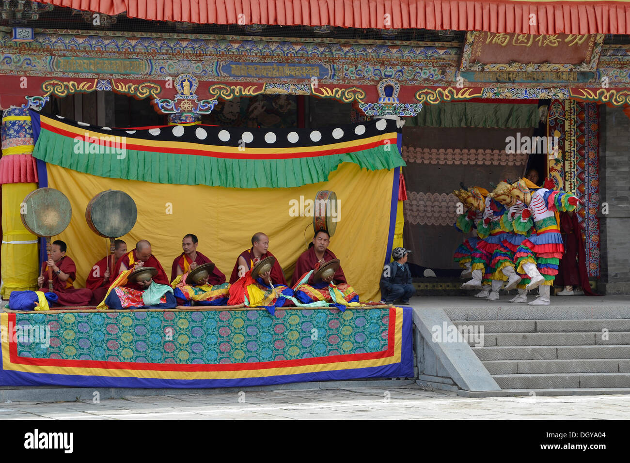 El budismo tibetano, religiosa enmascarada danza Cham, en el importante monasterio Kumbum, Gelug Gelug o secta sombrero amarillo-pa Foto de stock