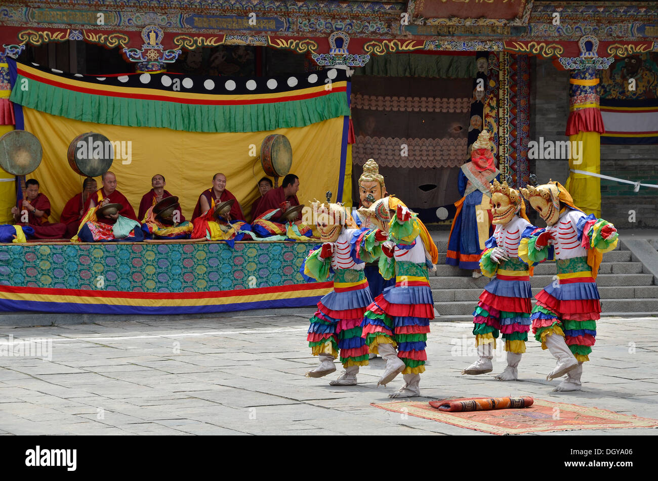 El budismo tibetano, religiosa enmascarada danza Cham, en el importante monasterio Kumbum, Gelug Gelug o secta sombrero amarillo-pa Foto de stock