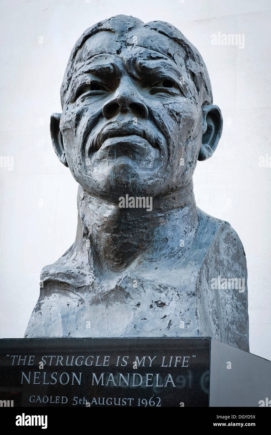 Busto de Nelson Mandela por el artista Ian Walters, Royal Festival Hall, Londres, Inglaterra, Reino Unido, Europa Foto de stock
