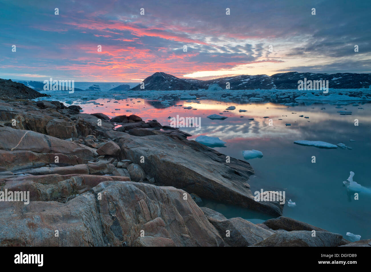 El sol de medianoche, hielos continentales, Johan Petersen Fjord, Groenlandia Oriental Foto de stock