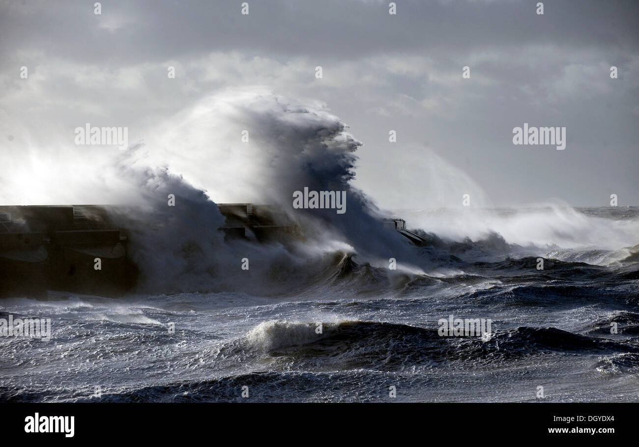 Enormes olas rompen sobre Brighton Marina como tormentas que arrasaron la costa sur esta mañana la tormenta, denominada St Jude, trajo el clima más ventosos para golpear el Reino Unido desde 1987. Foto de stock